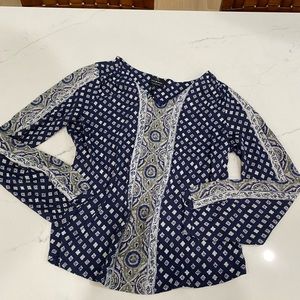 Lucky Brand long-sleeve v-neck knit top with scoop hem. New with tags, size S/P